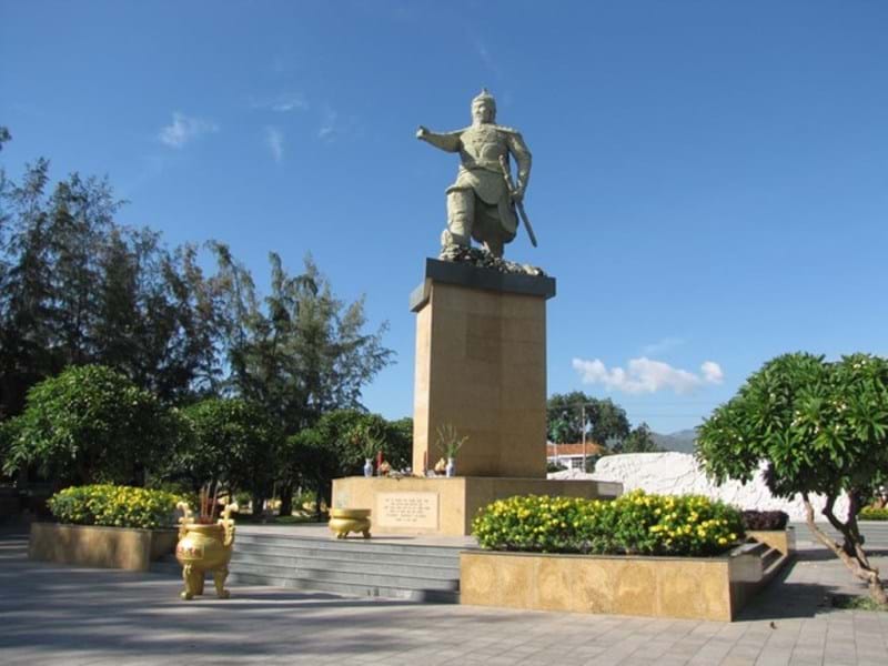Dời lư hương trước tượng đài Trần Hưng Đạo: cần sửa ngay một quyết định vội vã